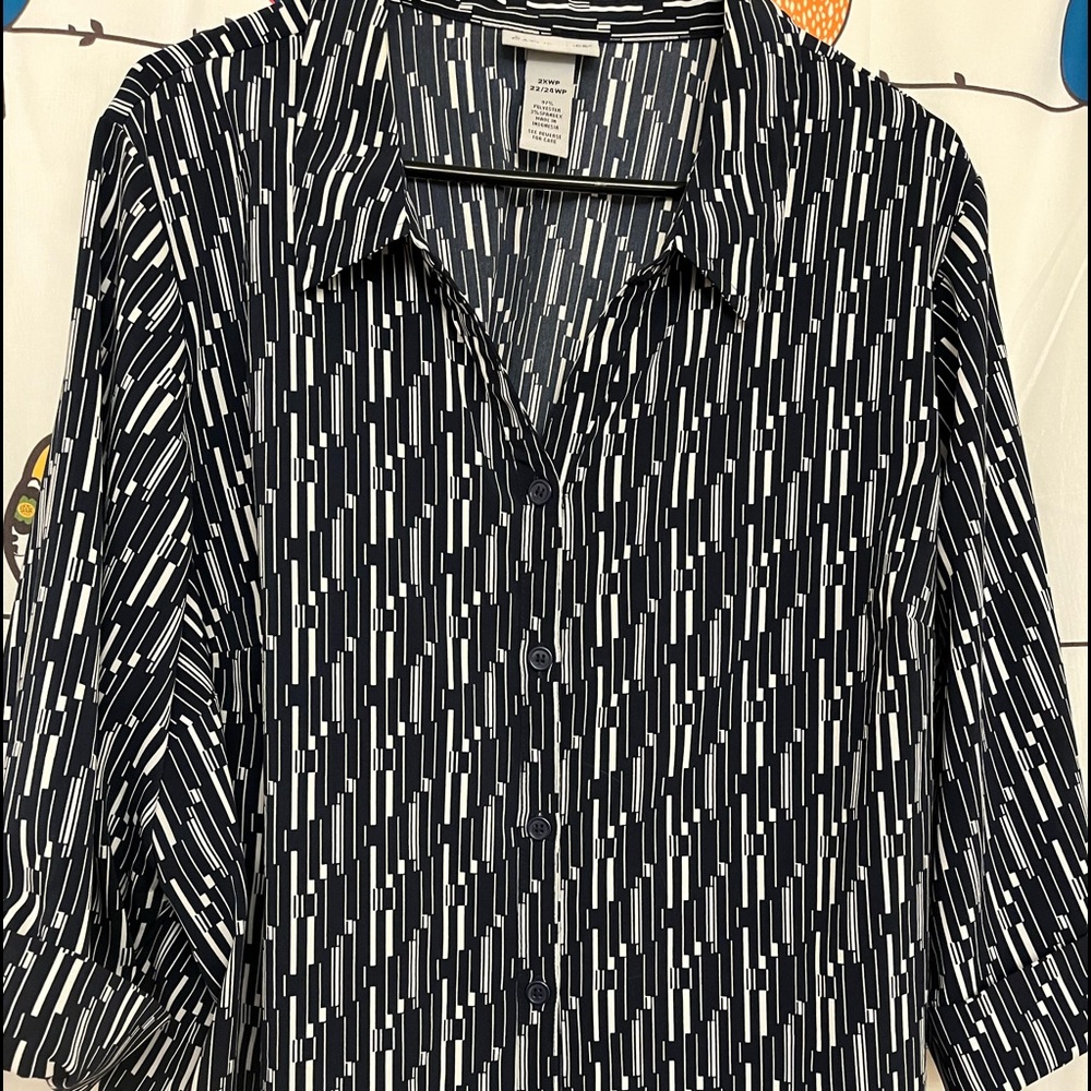 Black and white geometric pattern button down blouse - Catherines 2X PETITE